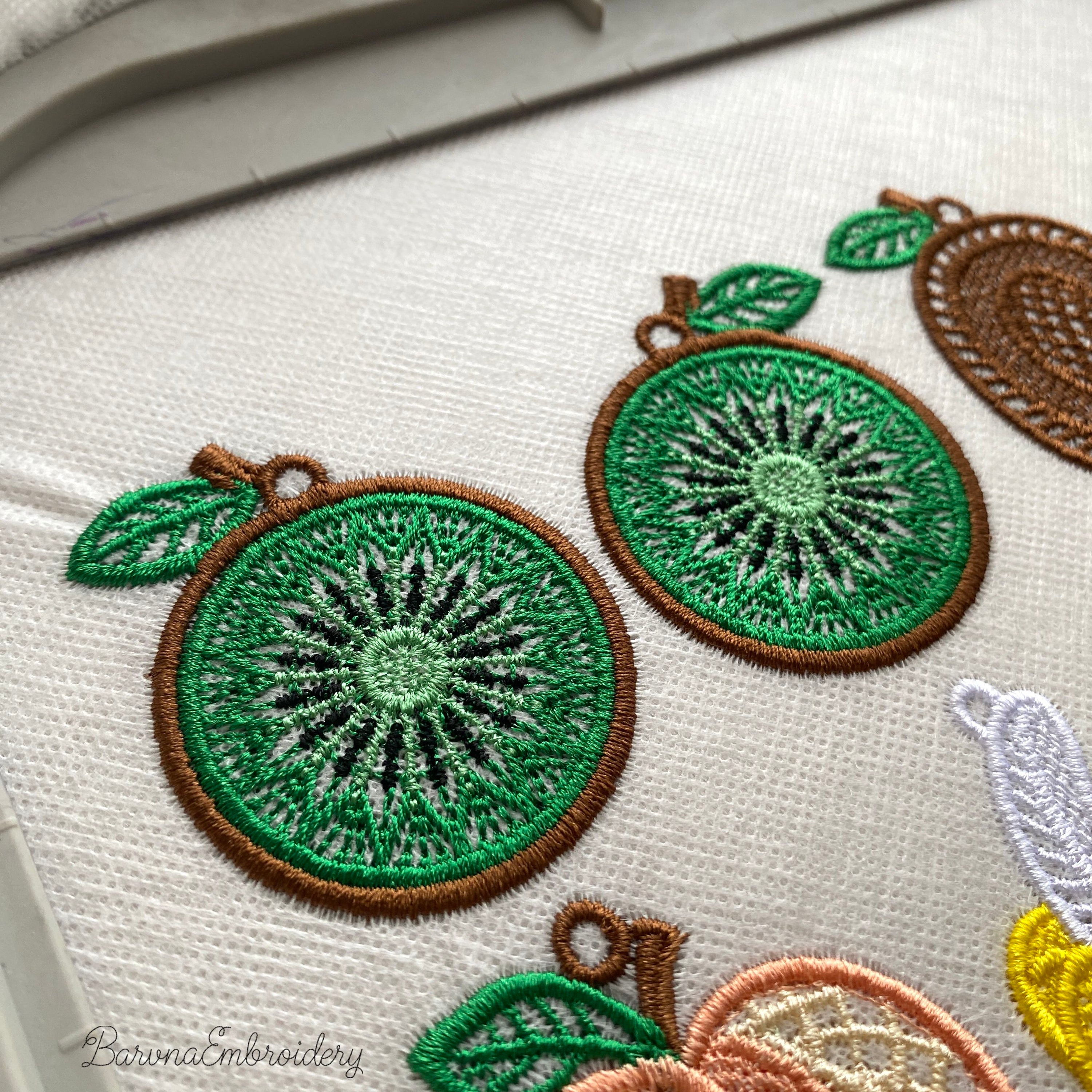 Four FSL kiwi embroidery designs in two styles — green kiwi cross-section and brown whole kiwi fruit — shown as mirrored pairs, Free Standing Lace machine embroidery pattern for earrings and pendants.