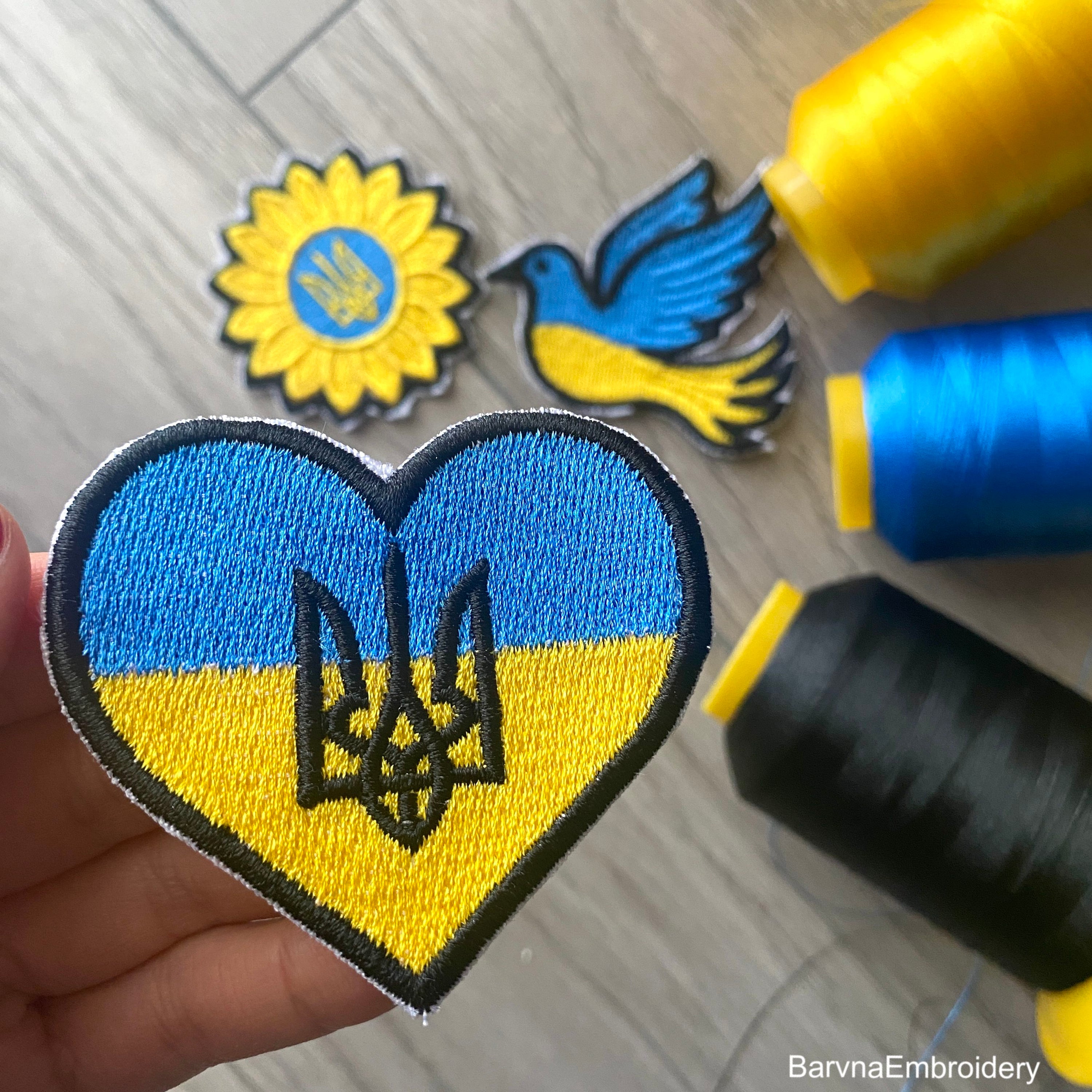 Heart-shaped Ukrainian flag embroidery with wheat stalks and satin border – perfect as a patch or for decorating clothes and bags.