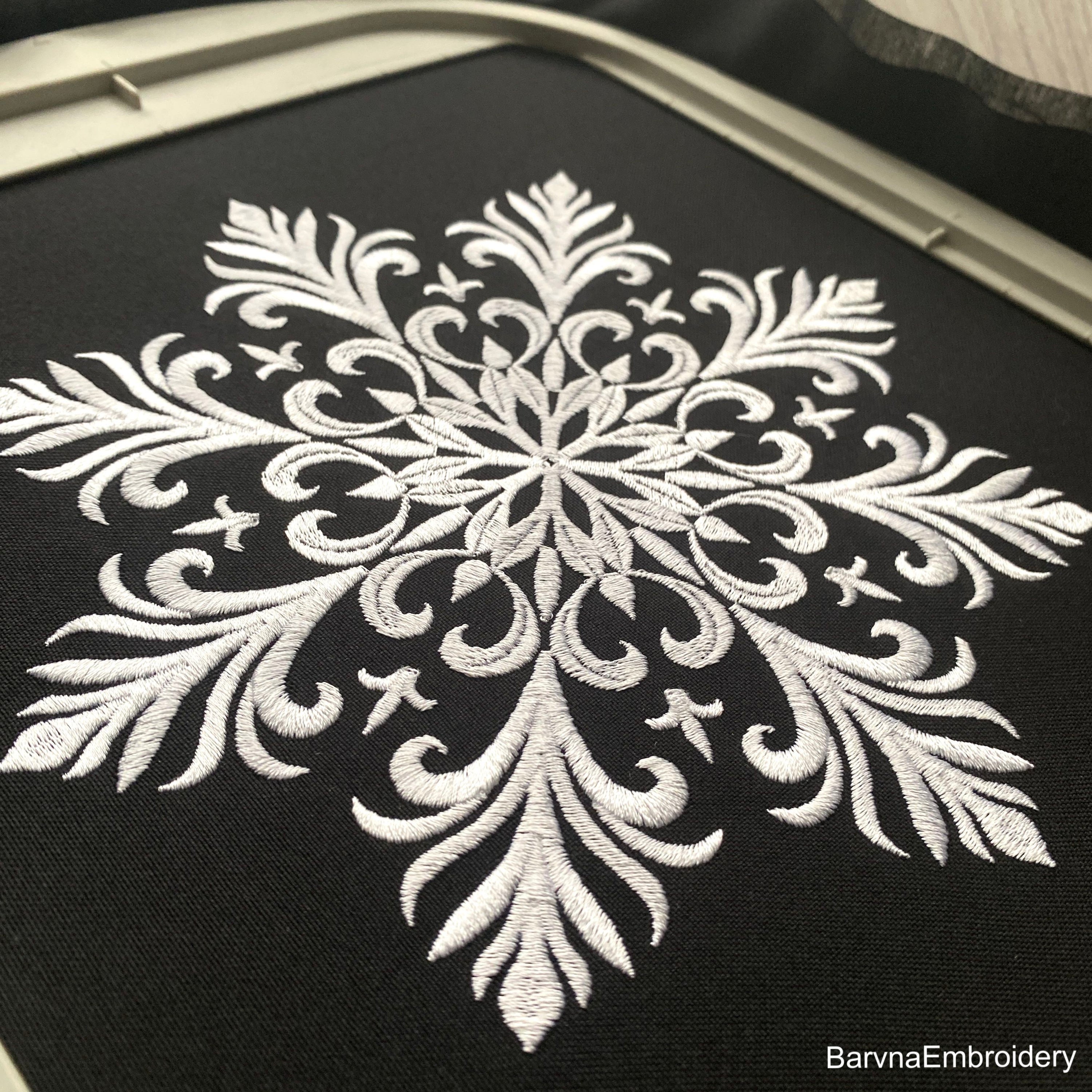 Elegant snowflake machine embroidery design – digital file for festive and winter-themed projects.